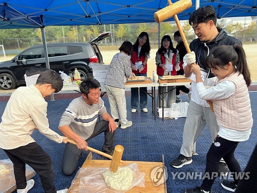떡매치기 체험하는 세종시 어린이들