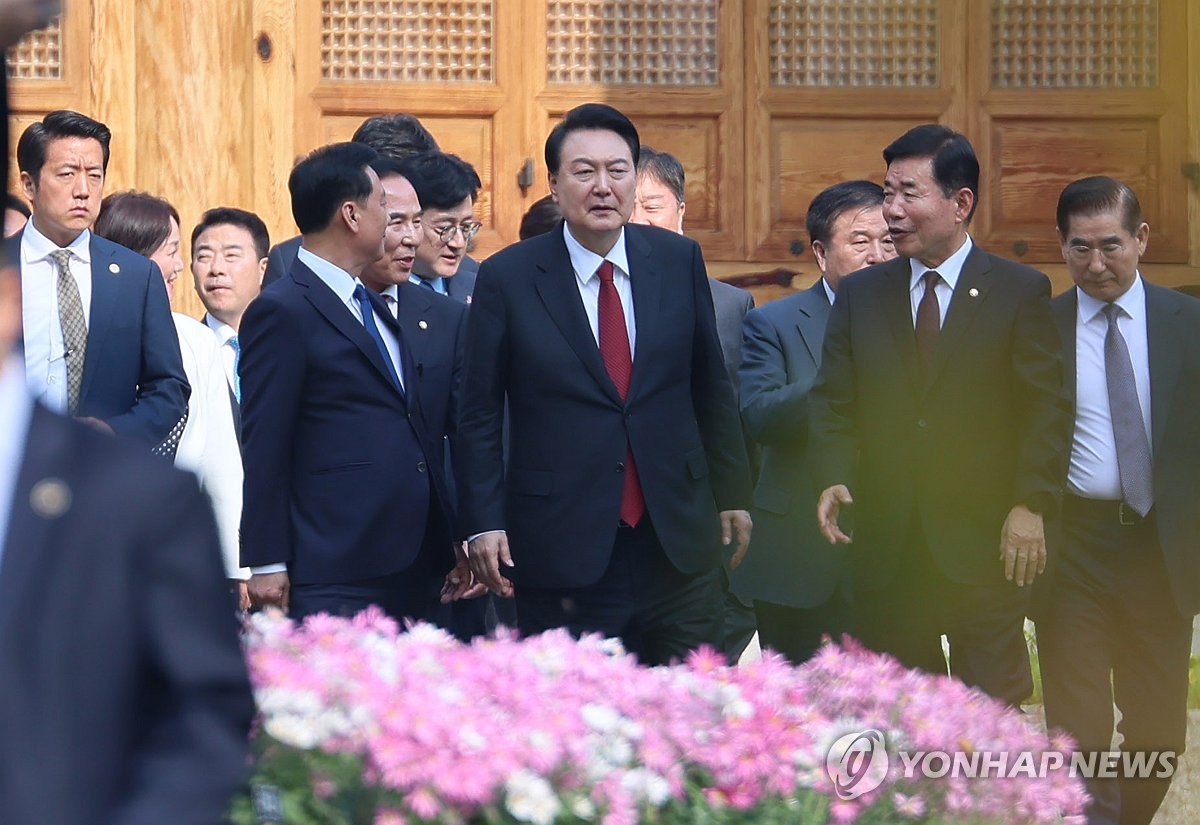 국회 사랑재 나서는 윤석열 대통령