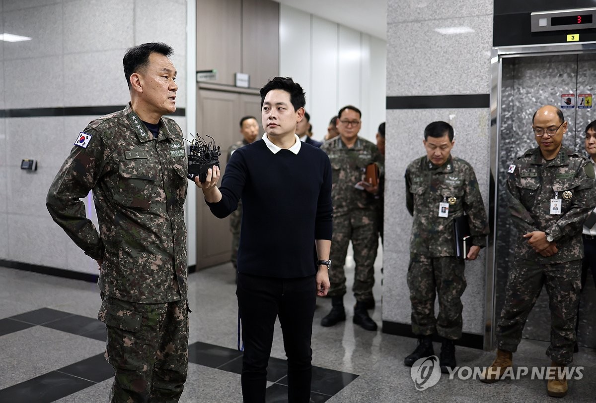 질문 답하는 김명수 신임 합참의장 후보자