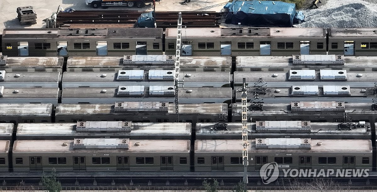 서울교통공사 파업 돌입, 차량사업소에 세워진 열차들