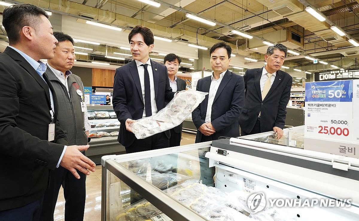 수산물 물가 현장 점검하는 박성훈 차관