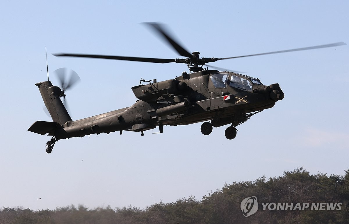 기동훈련 하는 아파치 헬기