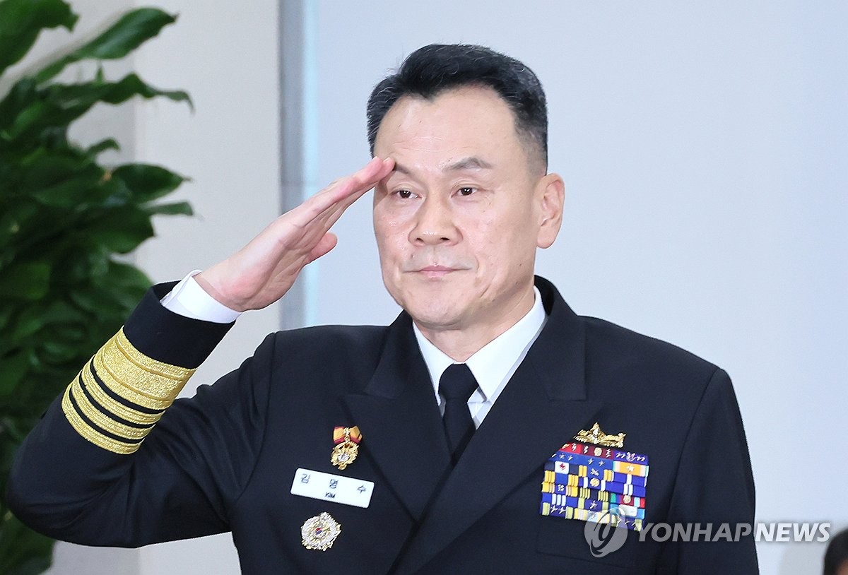 거수경례 하는 김명수 합참의장 후보자