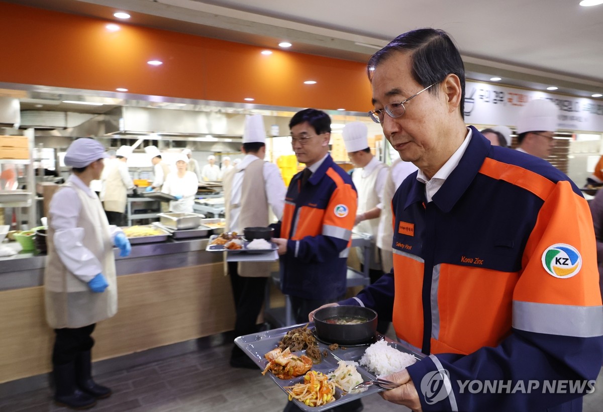 고려아연 구내식당에서 배식받는 한덕수 국무총리
