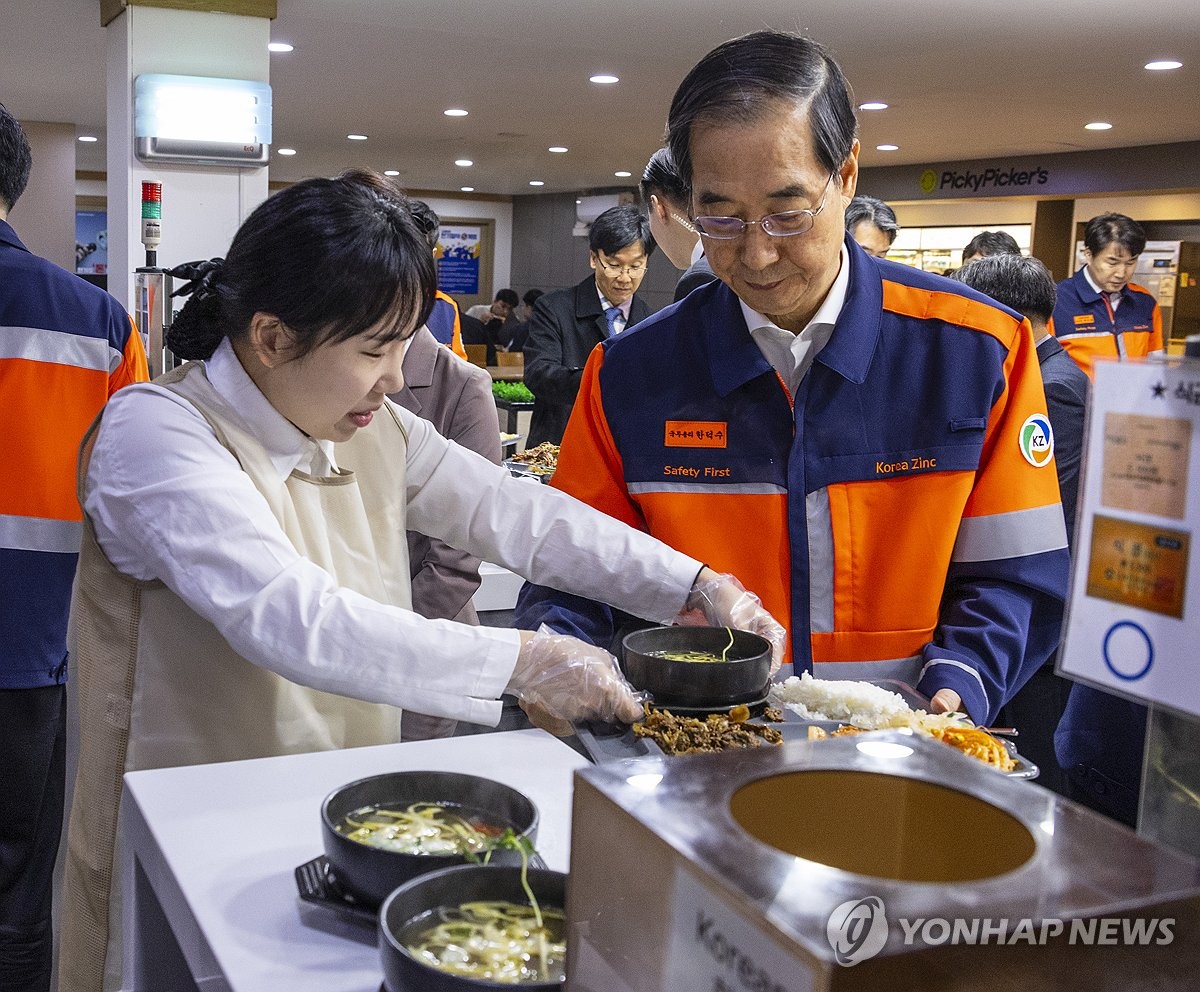 작업복 입은 한덕수 국무총리, 구내식당에서 근로자들과 점심