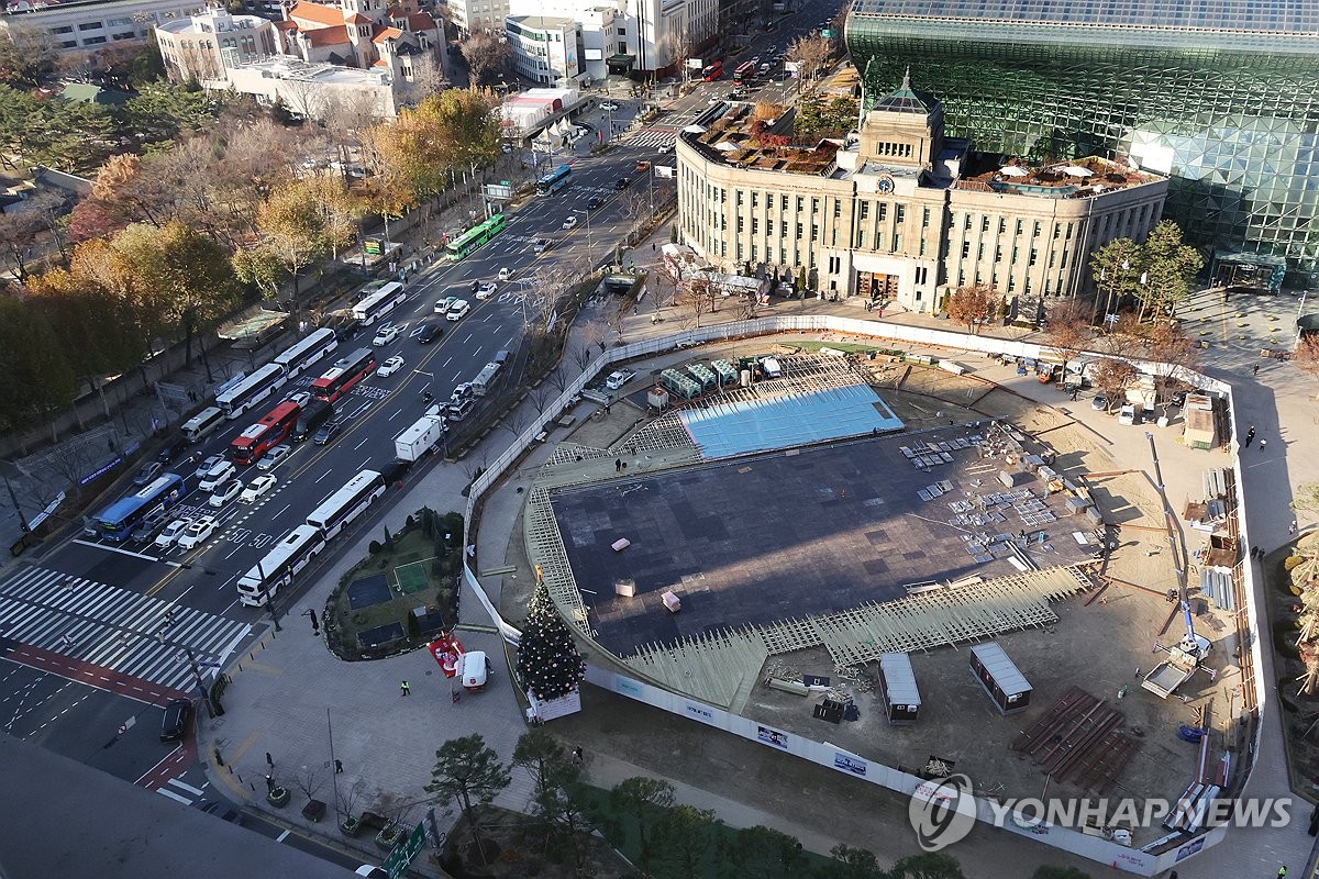 서울광장 스케이트장 공사 한창...다음 달 22일 개장
