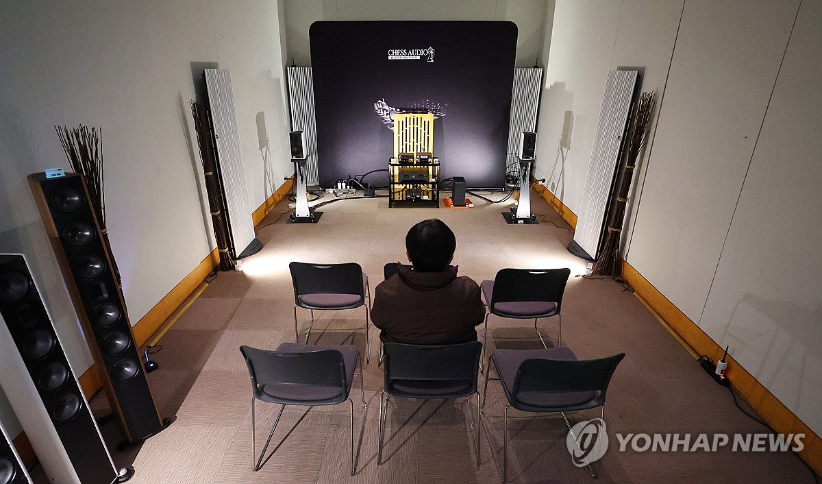 오디오엑스포서울2023, 오디오 청음하는 관람객들