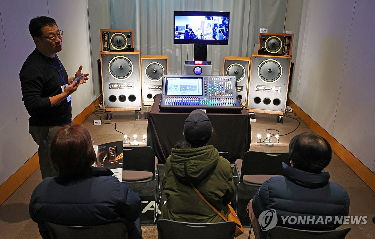 오디오엑스포서울2023, 오디오 청음하는 관람객들