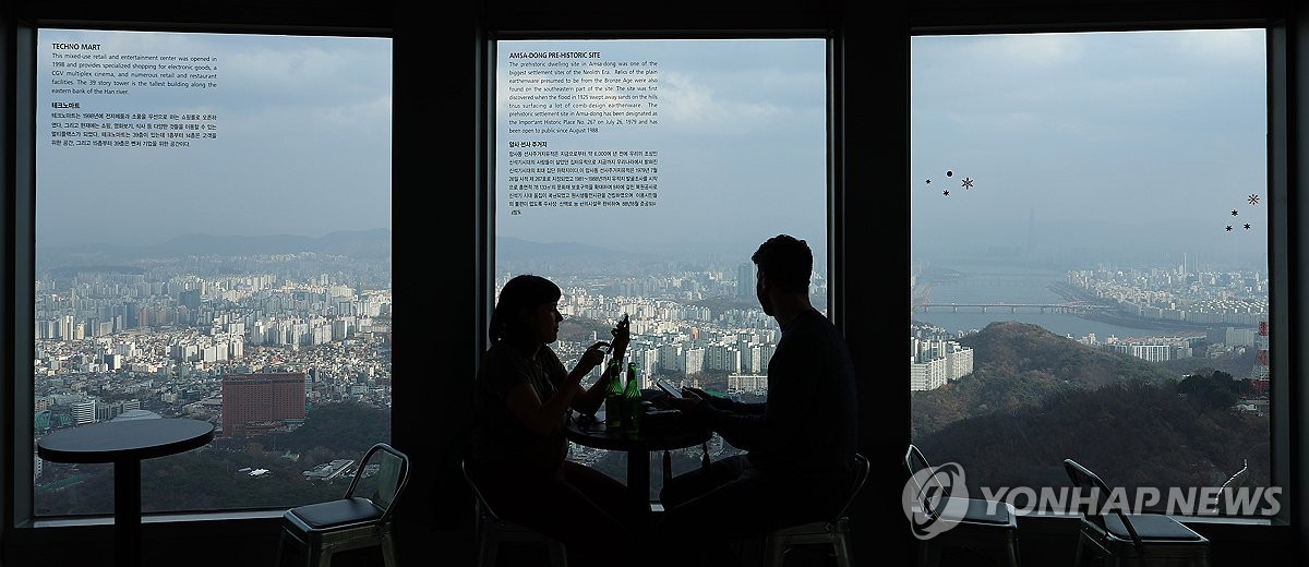 겨울 같지 않은 포근한 날씨, 미세먼지와 안개에 갇힌 회색 도시