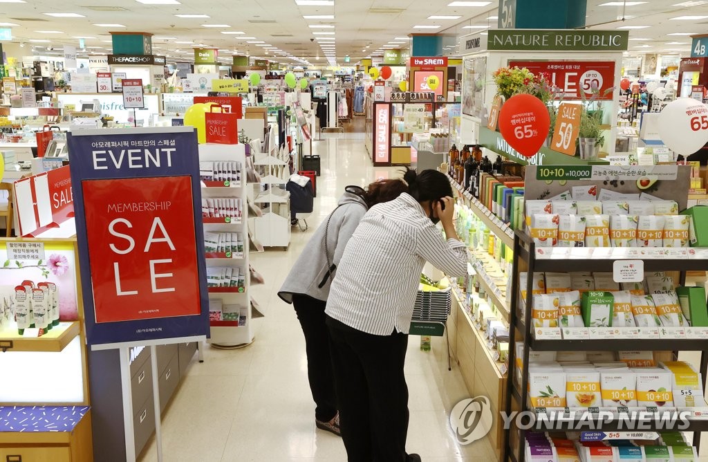 마스크 벗고도 맨얼굴로?…화장품 카드결제액 바닥