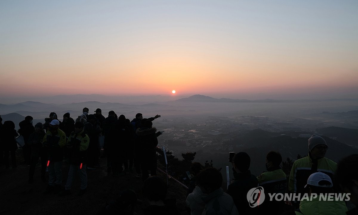 태안 백화산 정상에서 맞는 새해 첫 일출