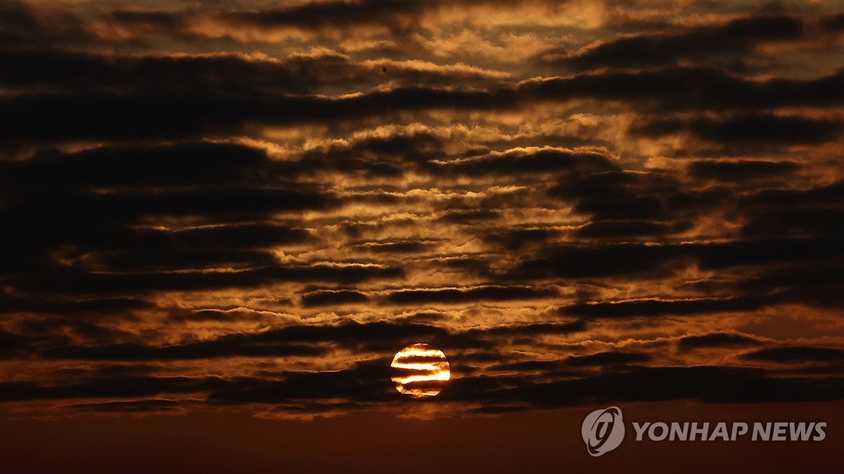 구름 속 일렁이는 2024년 첫 태양