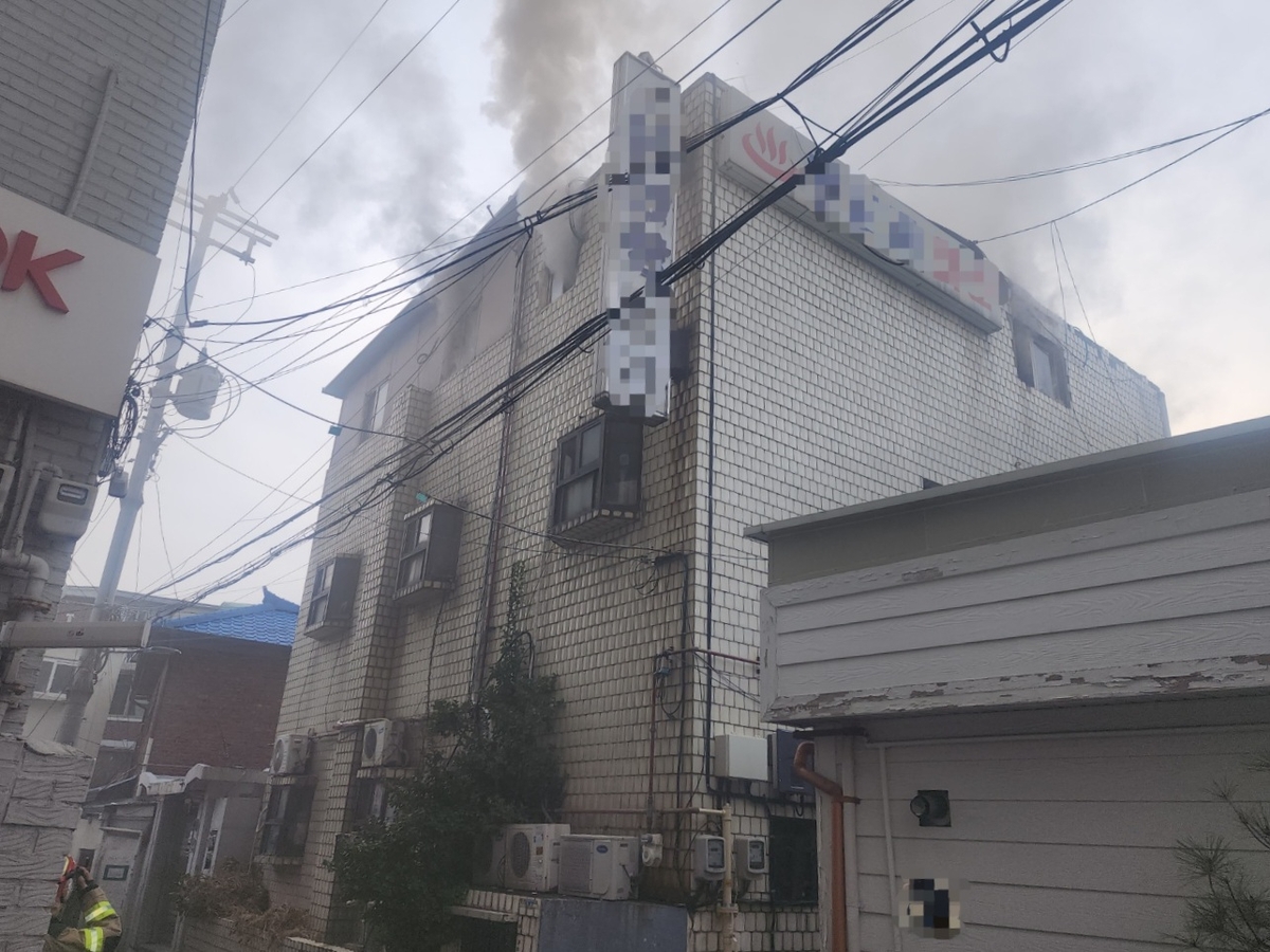 서울 용산구 여관서 불 나 60대 남성 병원 이송
