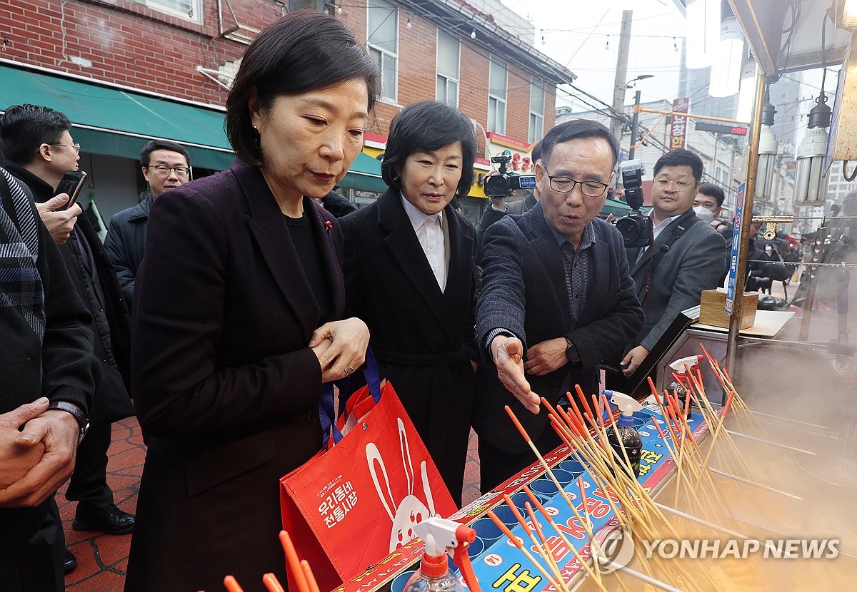 용산용문시장 방문한 오영주 중기장관