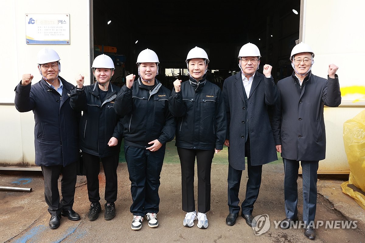 오영주 중기장관, 경기 시화공단 찾아 중소 제조업체 현장 점검