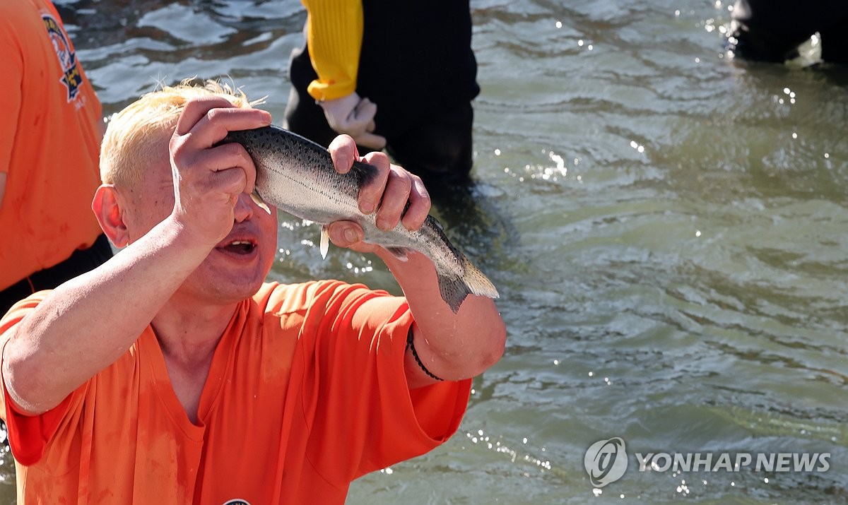 산천어 맨손잡기 체험