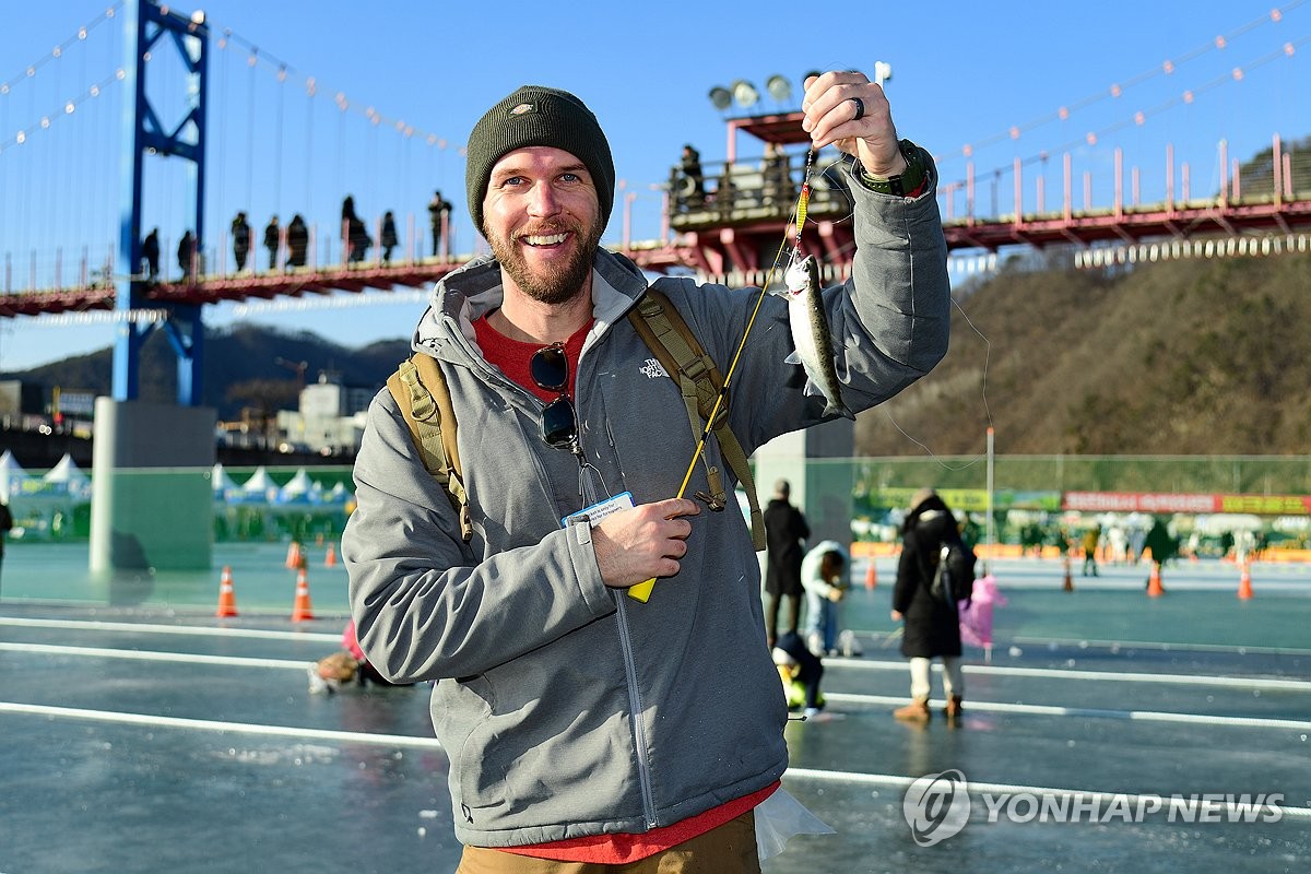 화천산천어축제가 즐거운 외국인