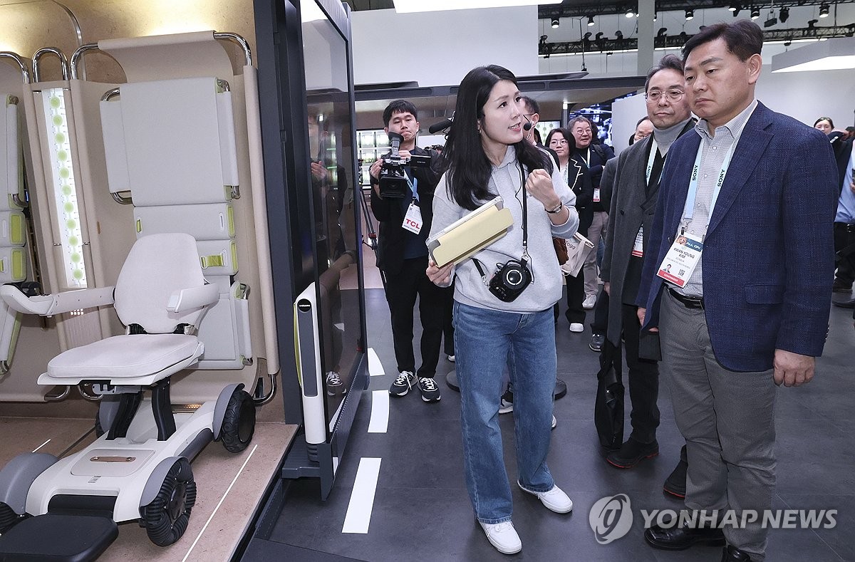 CES 전북 공동관 둘러보는 김관영 지사