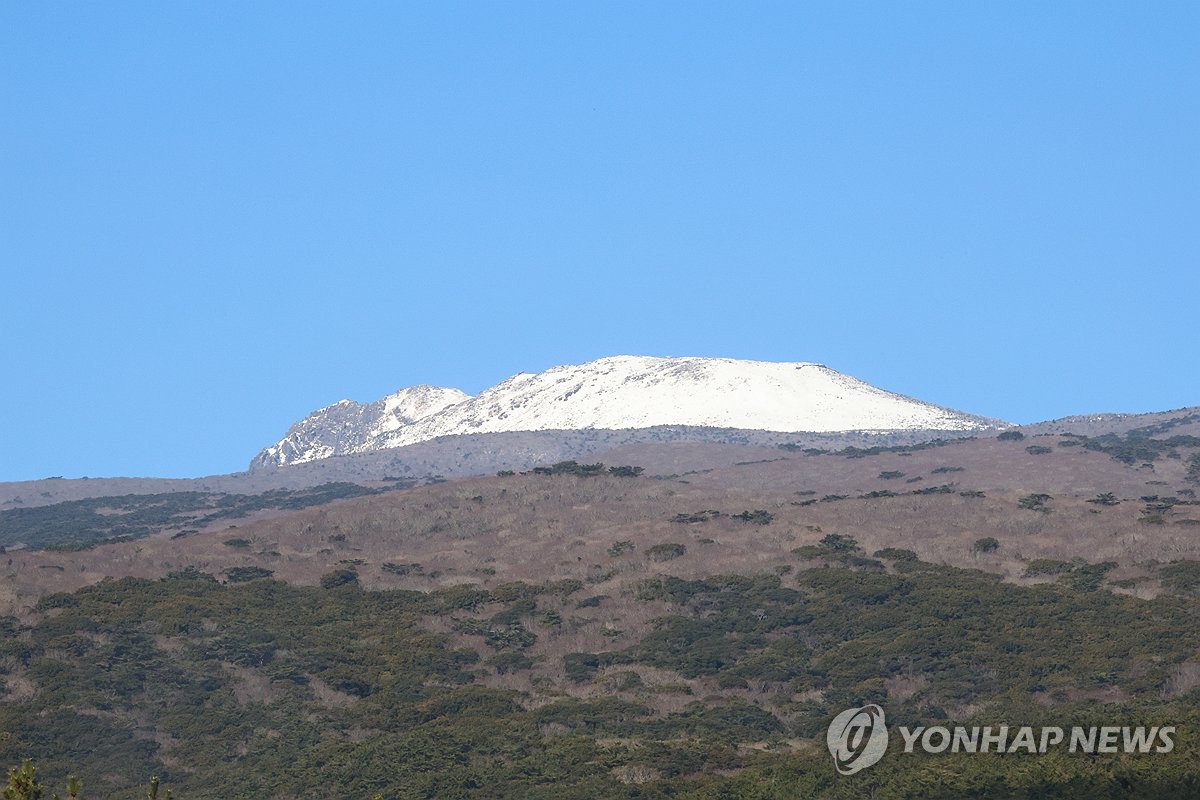 하얀 모자 쓴 한라산