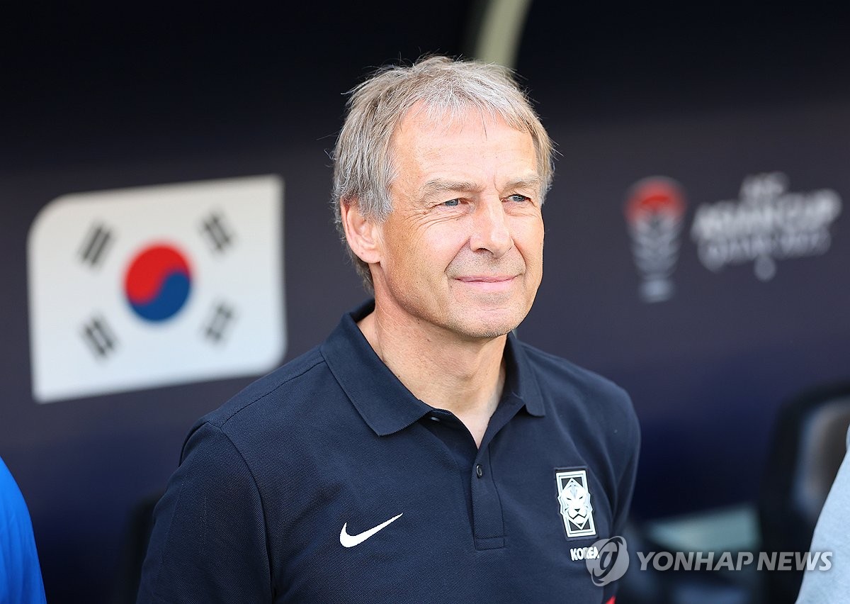 여유 있는 표정의 클린스만 감독
