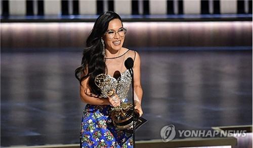만삭 코미디언서 에미상 수상까지…자신의 삶 녹여낸 연기 앨리 웡