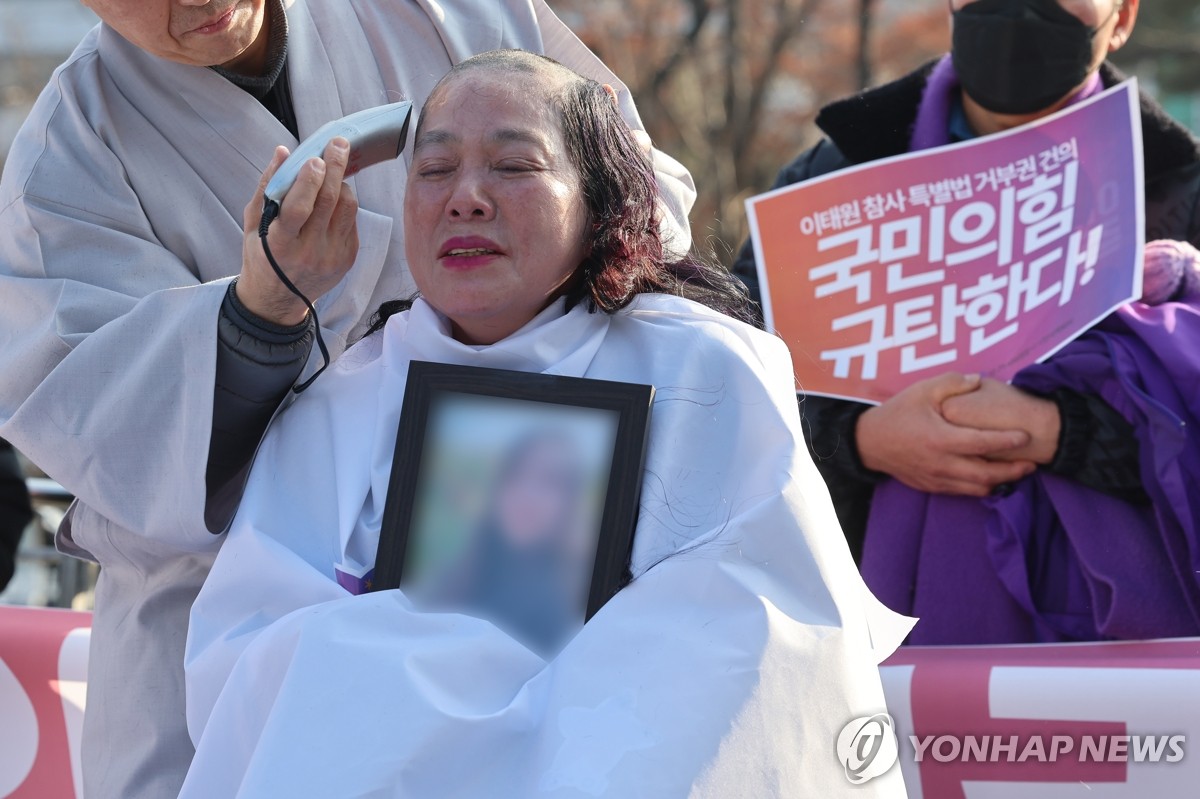 삭발하는 이태원 참사 유가족