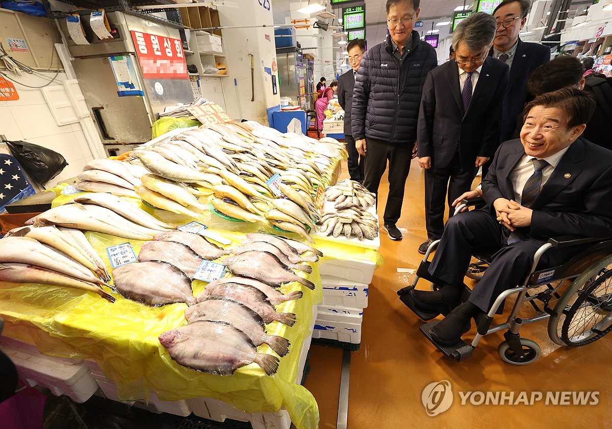 노량진수산시장 둘러보는 유철환 권익위원장