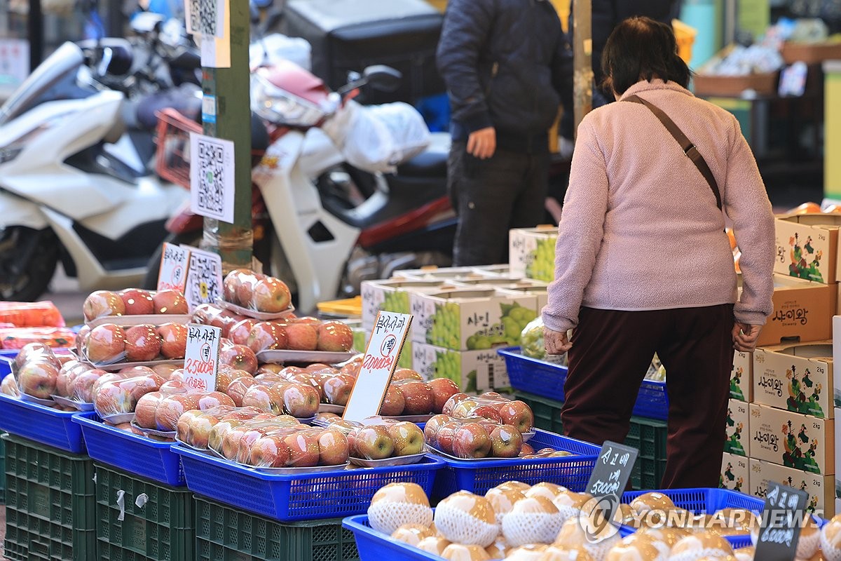설 앞두고 무섭게 오른 과일값