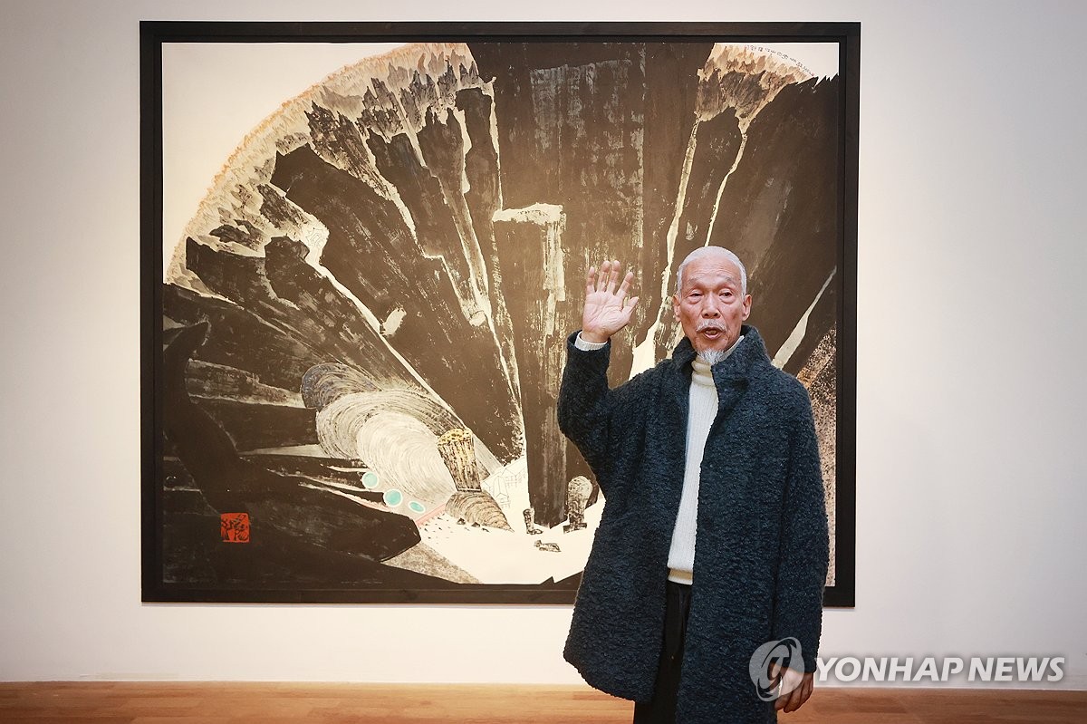 작품 소개하는 박대성 화백
