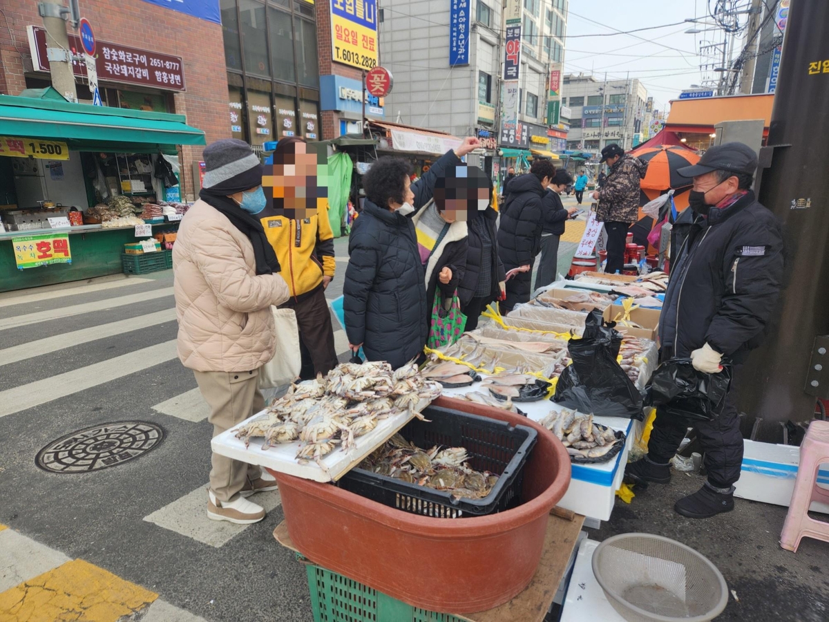 [르포] 유통가 설 대목인데…손님 줄고 안 오른 품목 없네