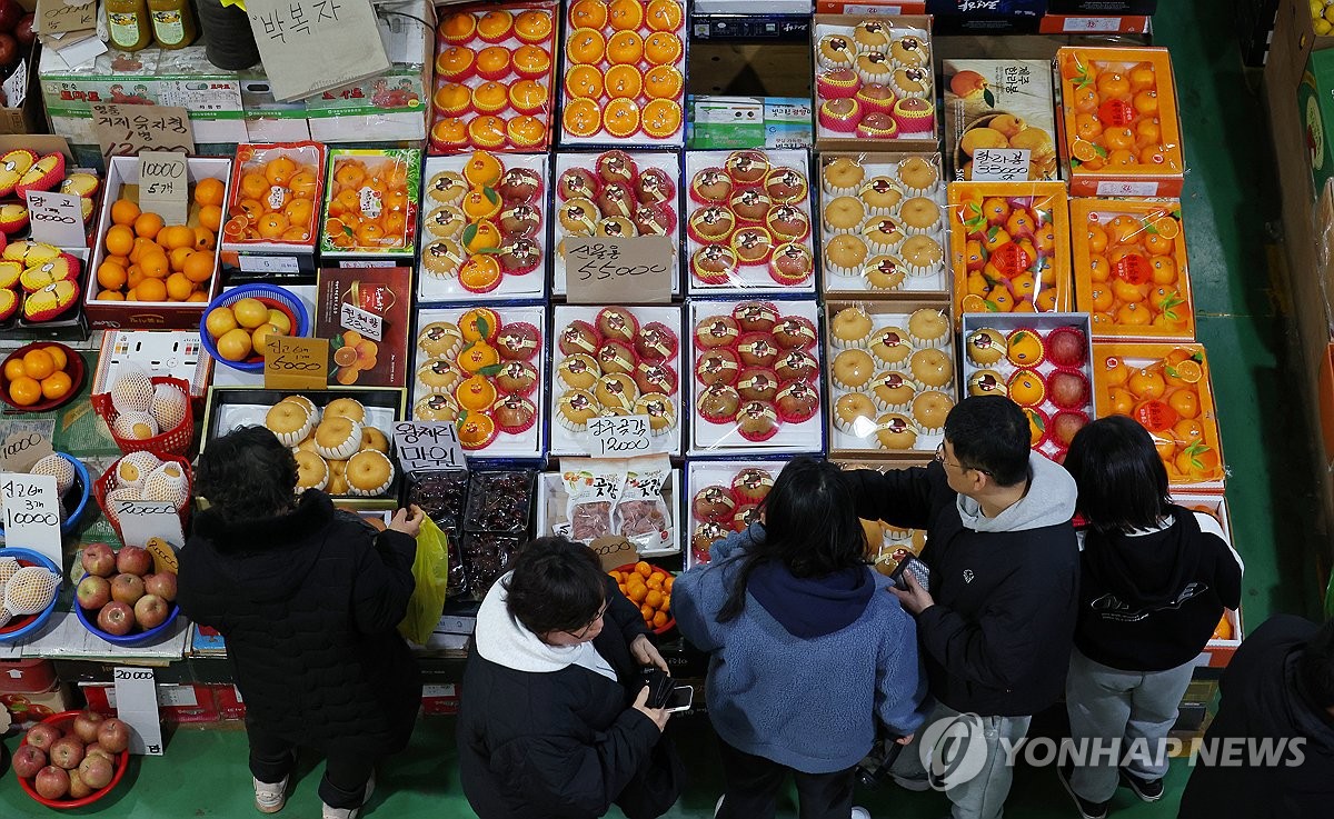 과일 고르는 시민들