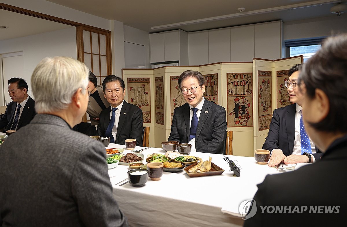 문 전 대통령 예방한 이재명