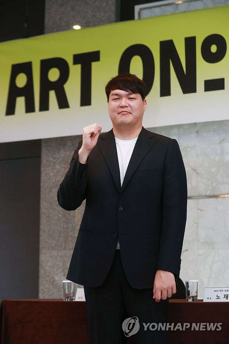 포즈 취하는 노재명 아트 오앤오 대표