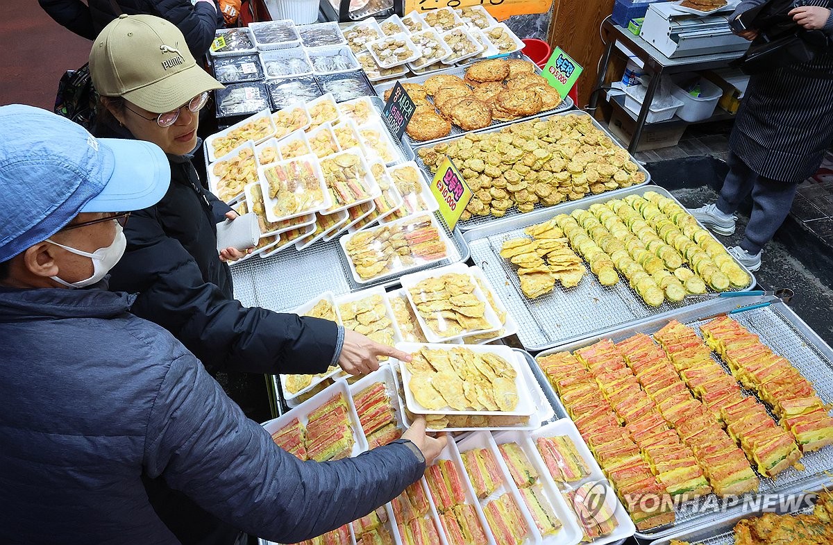 설 앞두고 장 보는 시민들