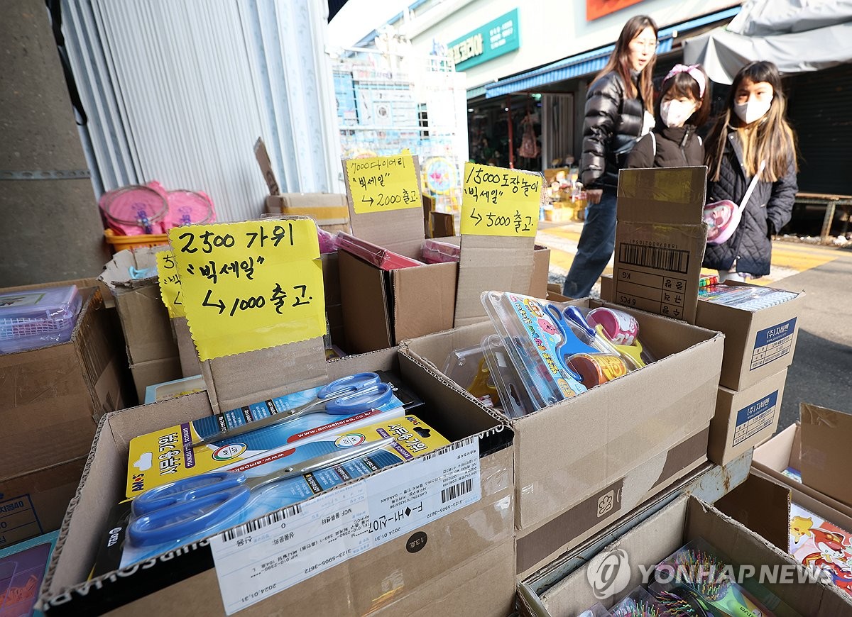 문구완구시장 둘러보는 시민들