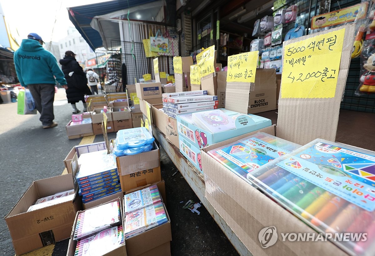 문구완구시장 둘러보는 시민들