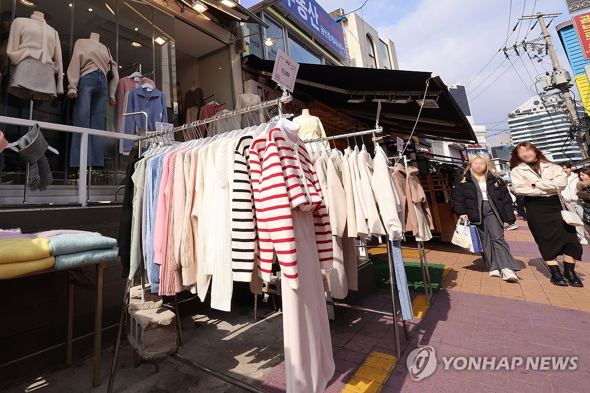 봄옷으로 채워지는 거리