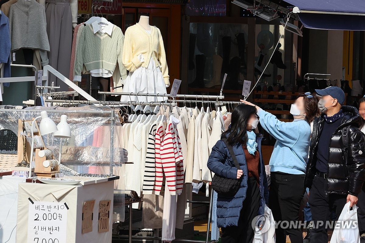봄옷으로 채워지는 거리