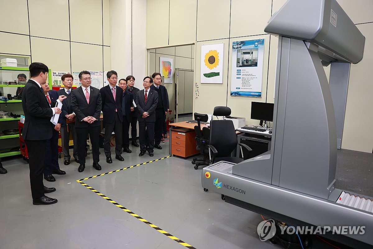 자동차부품기술연구소 방문한 오기웅 차관