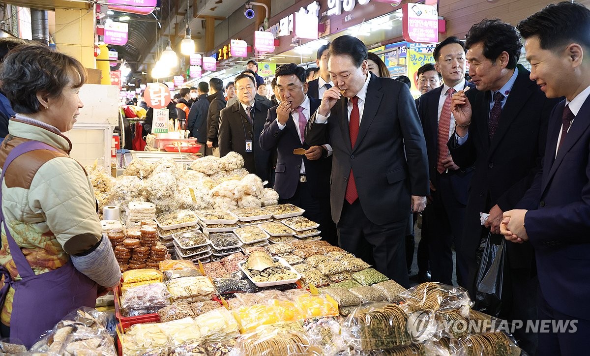 옛날과자 맛보는 윤석열 대통령