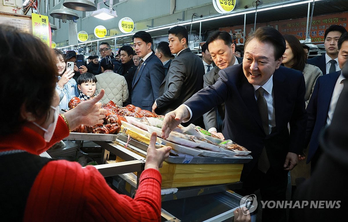 마산어시장 상인과 인사하는 윤석열 대통령