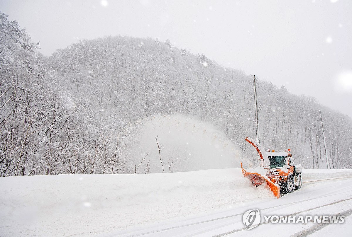 쉴 틈 없는 제설 차량