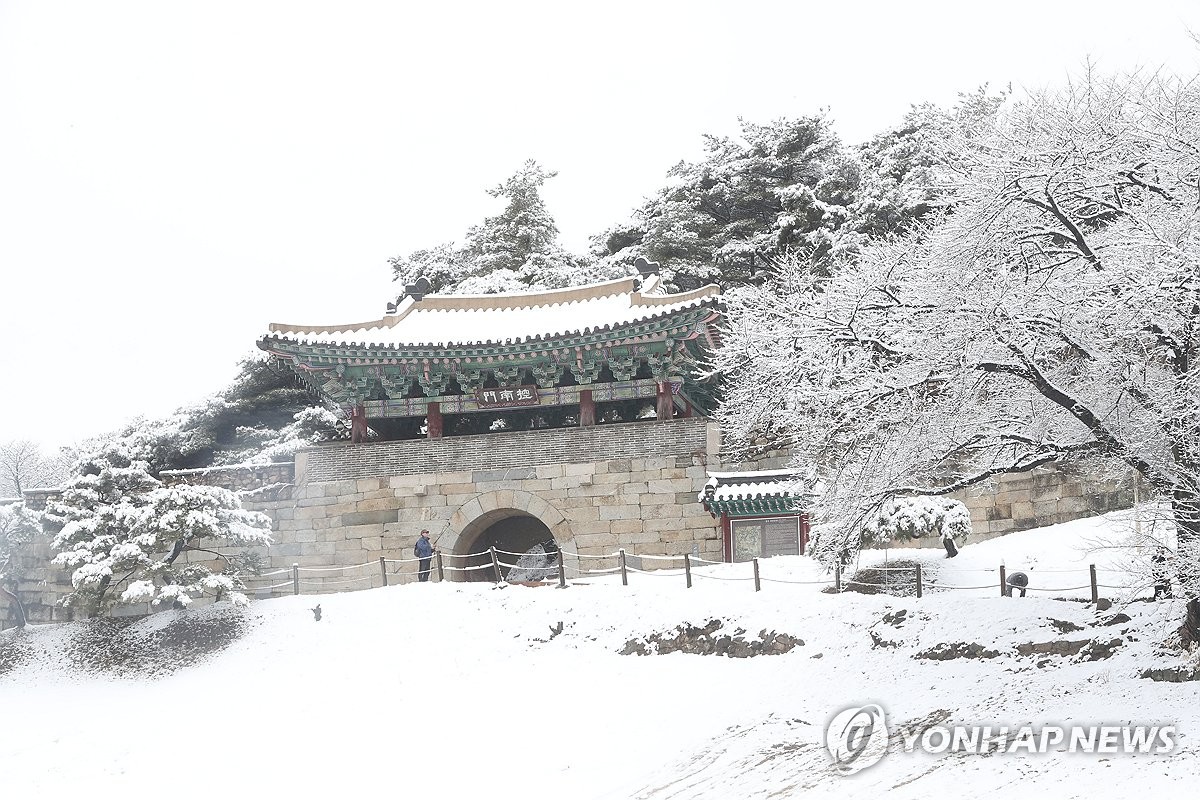 눈 쌓인 청주 상당산성