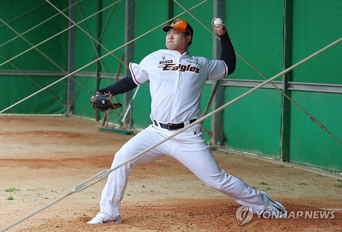 12년만에 한화 유니폼 입은 류현진