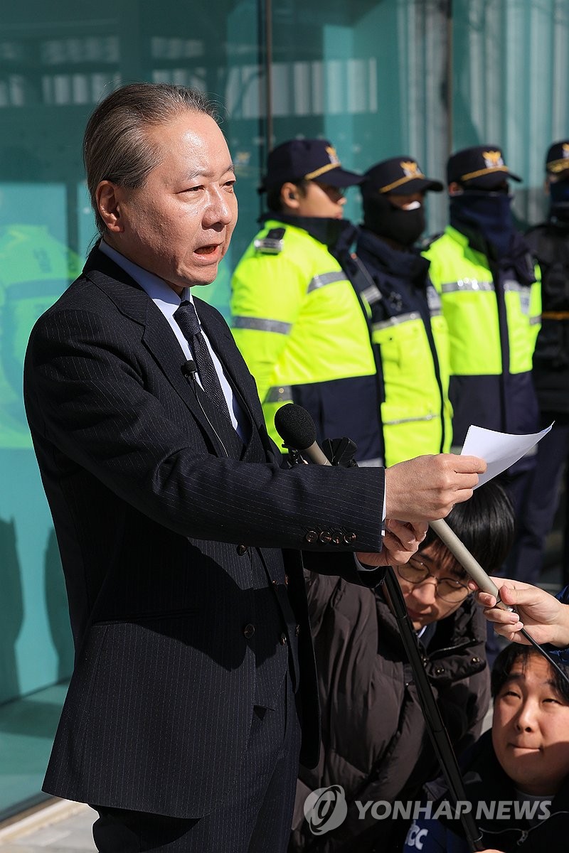 의협 회관 앞에서 입장 밝히는 주수호 언론홍보위원장