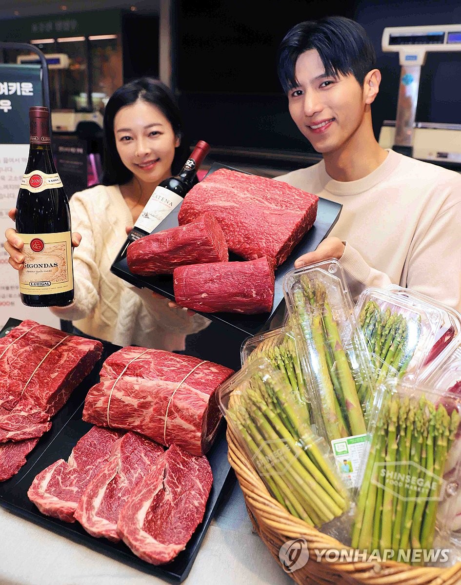 신세계백화점, 전통 방식 여물 먹고 자란 강진 한우 판매 행사 진행