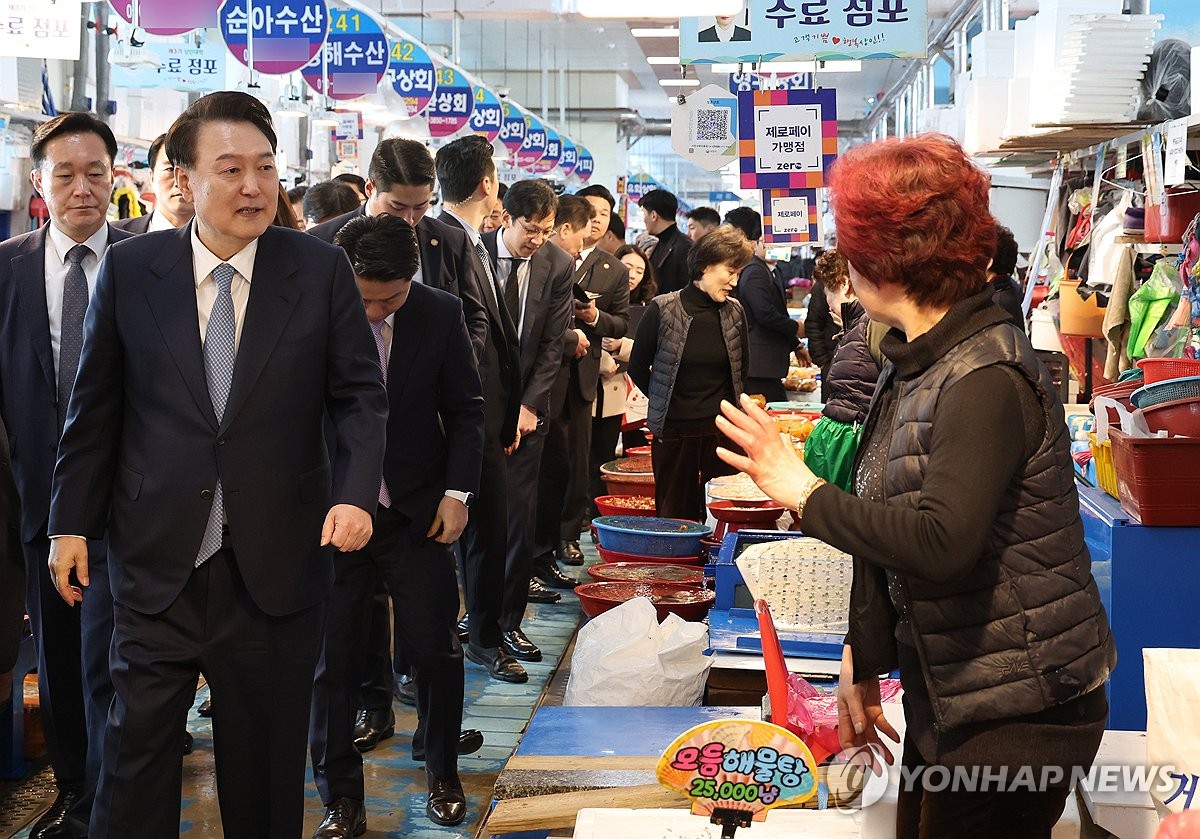 삼천포용궁수산시장 찾은 윤석열 대통령