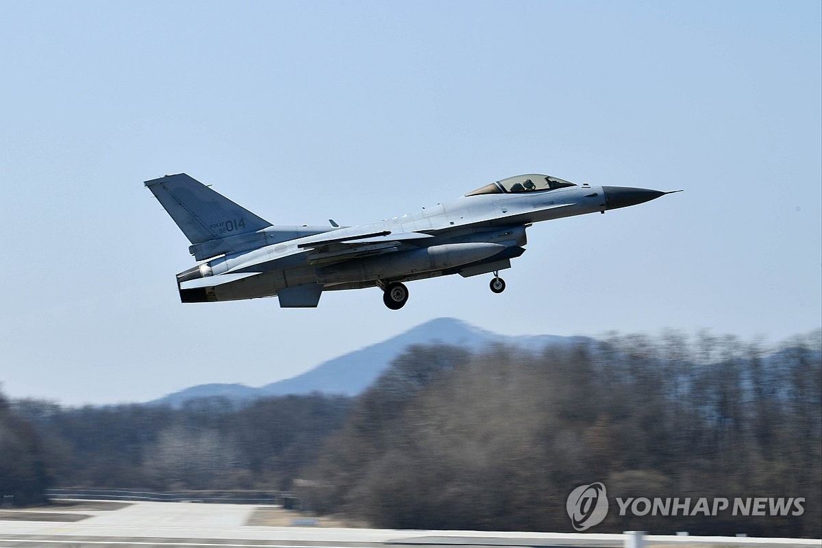이륙하는 공군 제19전투비행단 KF-16 전투기