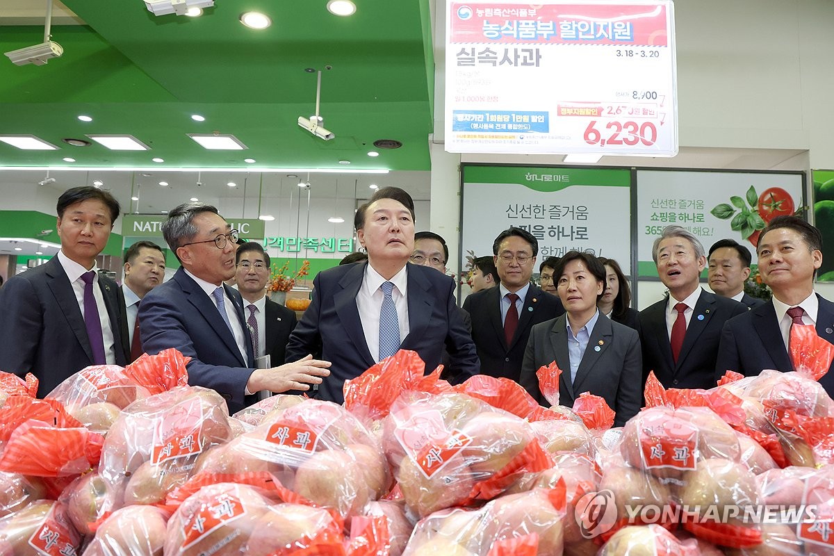 물가 현장 점검 나선 윤석열 대통령