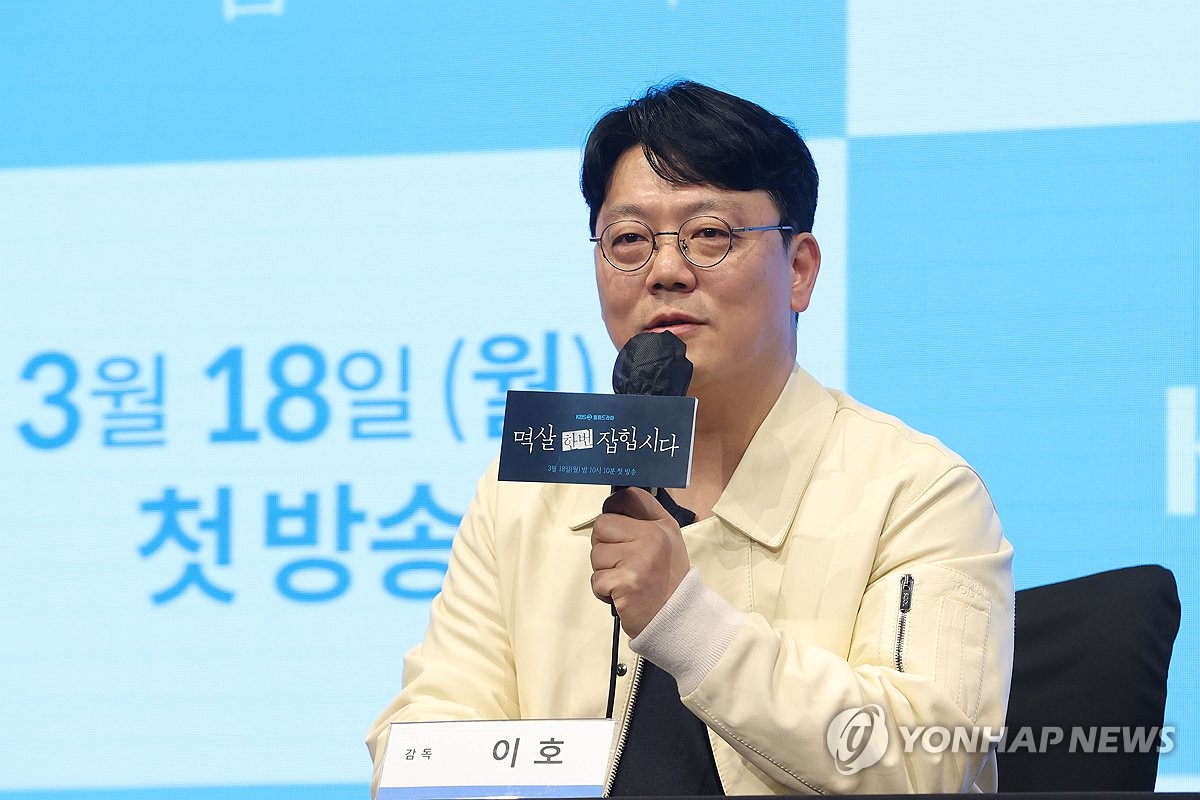 인사말하는 이호 감독
